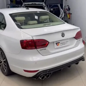 Vista traseira de VW Jetta 200cv MK6 com Difusor Jetta 200 MK6 em black piano da Grid Parts