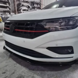 Vista frontal de VW Jetta MK7 2019-2024 com Front Lip Jetta MK7 Grid Parts