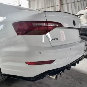 Vista traseira de VW Jetta MK7 com Difusor Jetta MK7 em black piano