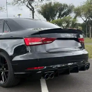 Vista traseira de Audi A3 sedan LM 2017-2020 com Difusor Audi A3 Sedan 8V Facelift em black piano da Grid Parts