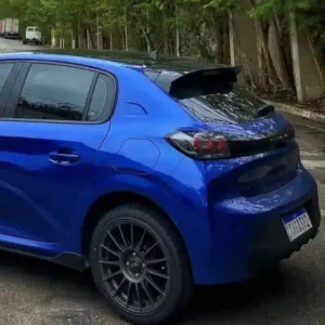 Visão traseira de Peugeot 208 2021 azul com Aerofolio Peugeot 208 em black piano