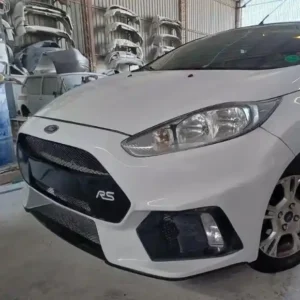 Vista frontal de Ford New Fiesta 2014-2020 com Para-choque Ford New Fiesta RS