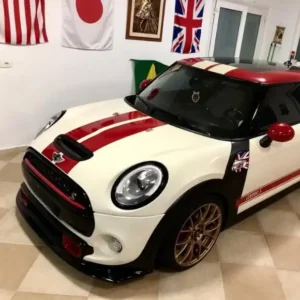 Vista frontal de Mini Cooper S F56 2014-2023 com Bodykit Mini Cooper F56 Grid Parts