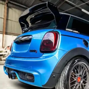 Vista traseira de Mini Cooper S F56 2014-2023 com Aerofolio Mini Cooper F56 agressivo grande em black piano