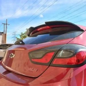 Visual traseiro de Aerofolio Chevrolet Cruze Sport6 em black piano instalado em um Chevrolet Cruze Sport6 hatch 2017-2023