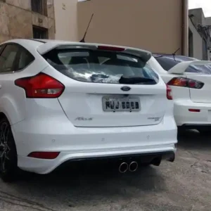 Vista traseira de Ford Focus MK3 2013-2019 com Aerofolio Ford Focus ST da Grid Parts