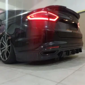 Visão traseira de um Ford Fusion 2013-2020 rebaixado com rodas Difusor Ford Fusion da Grid Parts