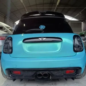 Visão traseira de Mini Cooper S F56 2014-2023 com Difusor Mini Cooper F56 Grid Parts em black piano instalado