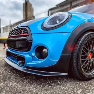Vista frontal de Mini Cooper F56 2014-2023 com Front Lip Mini Cooper F56 preto fosco Grid Parts