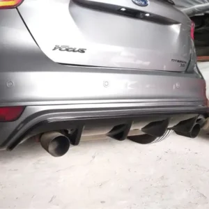 Vista traseira de Ford Focus Titanium com Difusor Ford Focus da Grid Parts